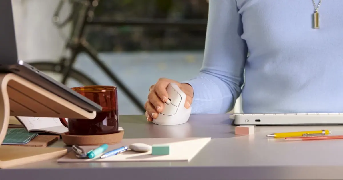 Logitech Lift for Business 垂直滑鼠官方產品圖
